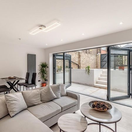 Appartamento Modern Garden Flat With Private Parking Londra Esterno foto