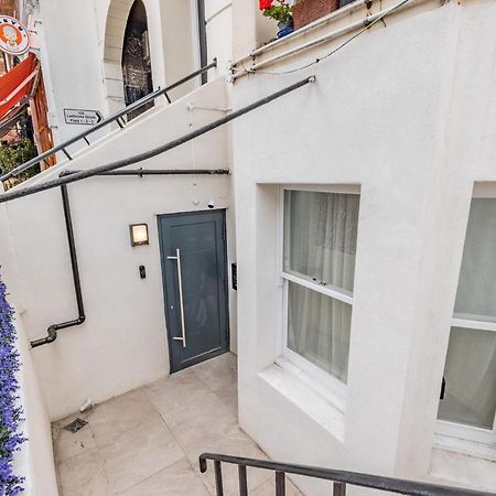 Appartamento Modern Garden Flat With Private Parking Londra Esterno foto