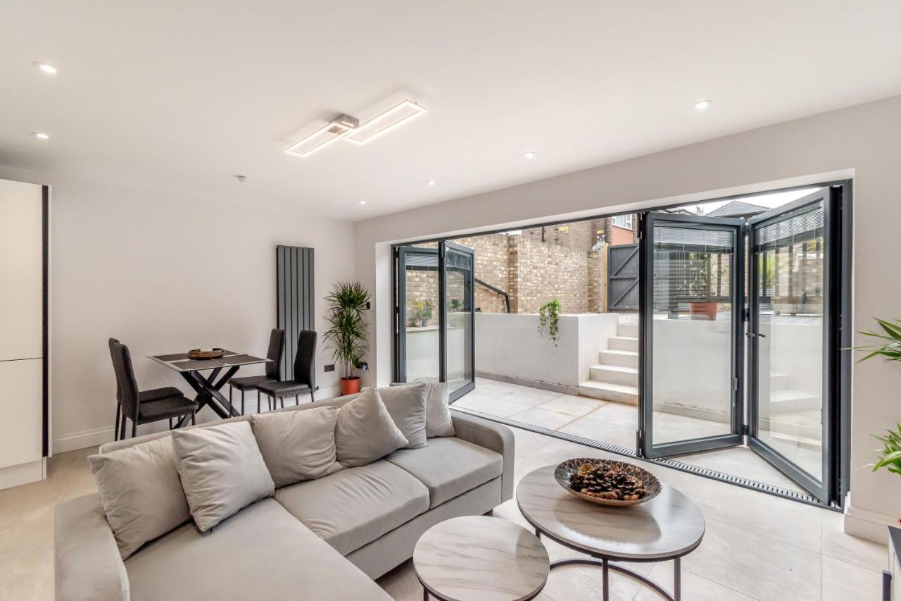 Appartamento Modern Garden Flat With Private Parking Londra Esterno foto