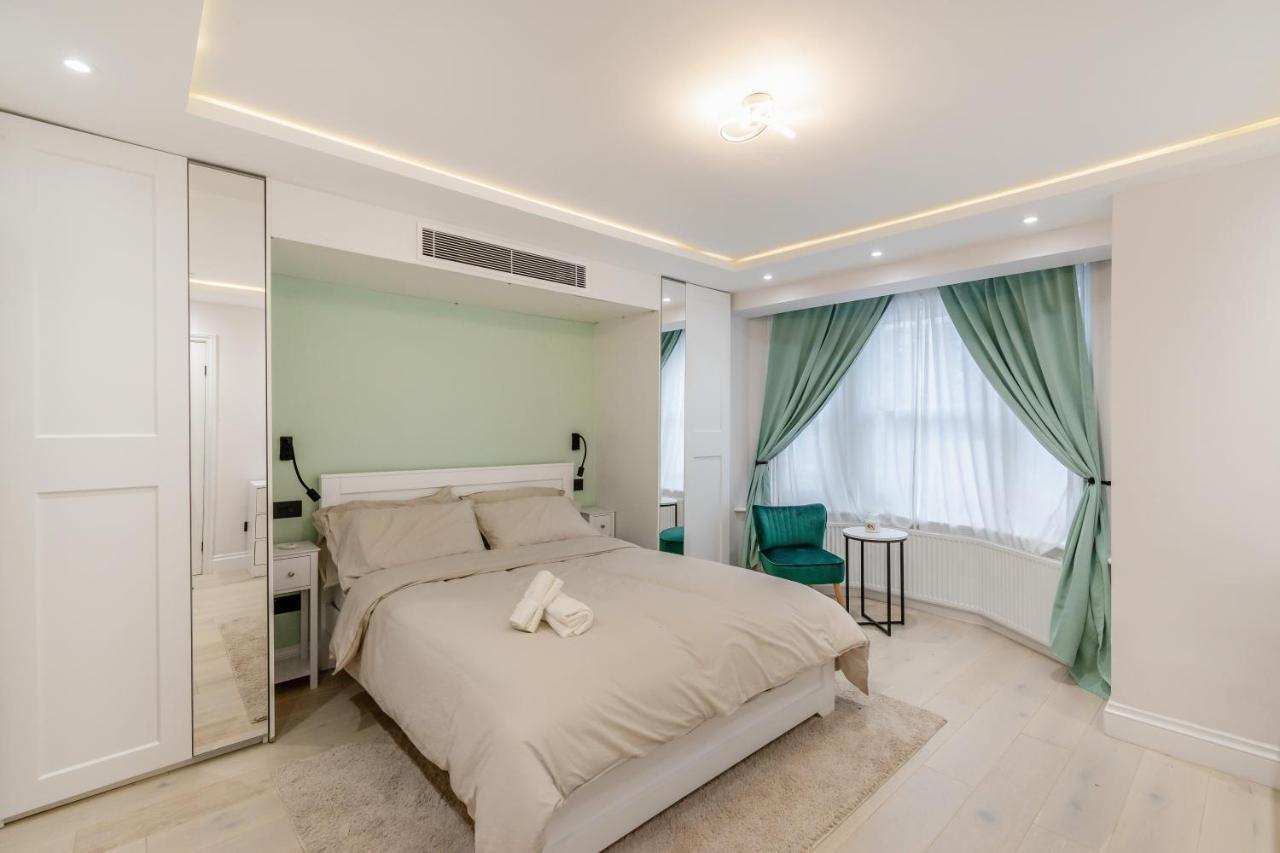 Appartamento Modern Garden Flat With Private Parking Londra Esterno foto