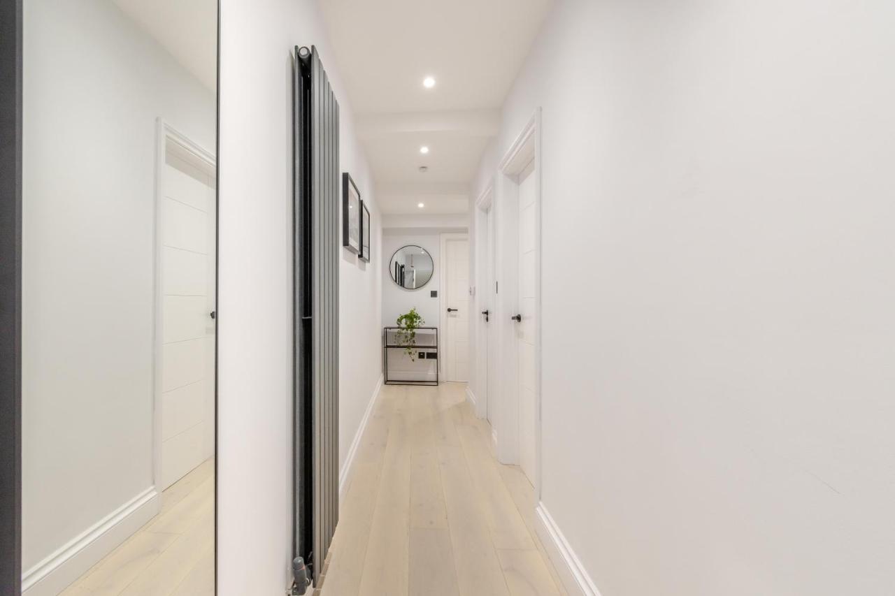 Appartamento Modern Garden Flat With Private Parking Londra Esterno foto