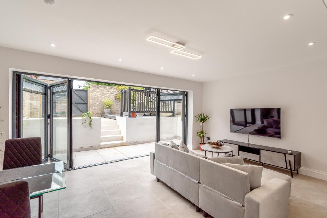 Appartamento Modern Garden Flat With Private Parking Londra Esterno foto
