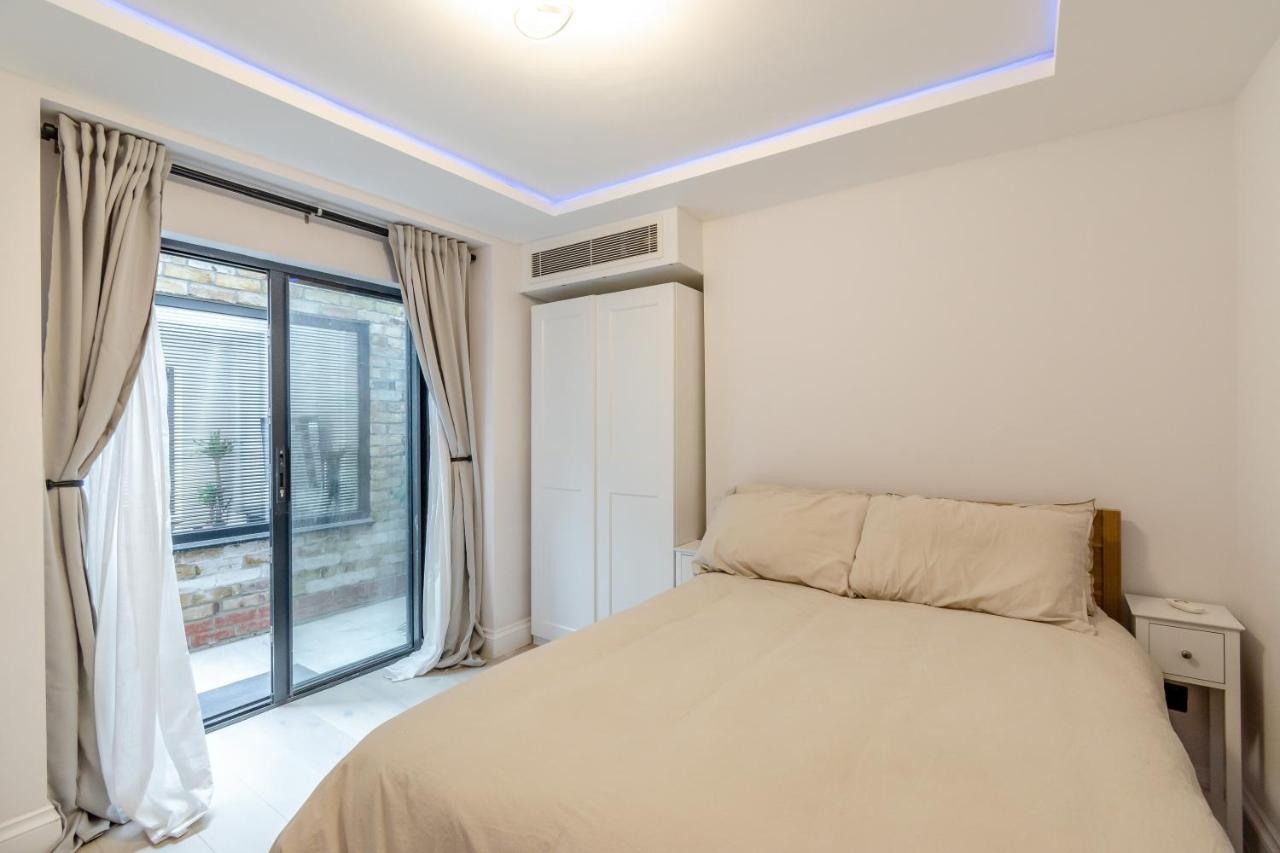 Appartamento Modern Garden Flat With Private Parking Londra Esterno foto