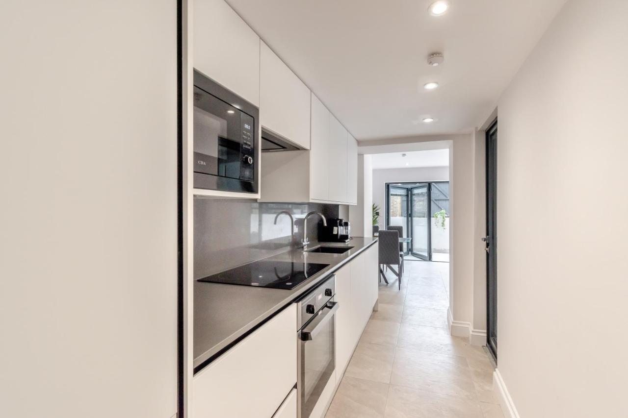 Appartamento Modern Garden Flat With Private Parking Londra Esterno foto