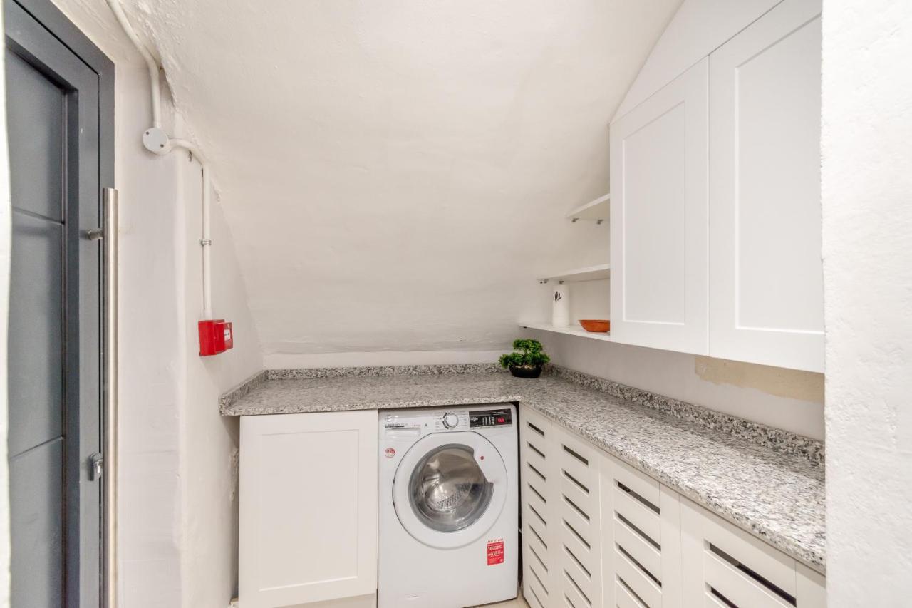 Appartamento Modern Garden Flat With Private Parking Londra Esterno foto