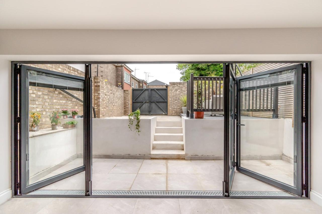 Appartamento Modern Garden Flat With Private Parking Londra Esterno foto