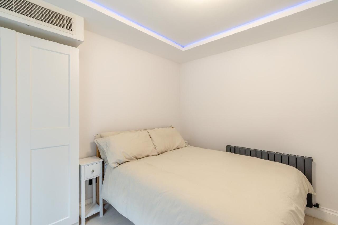 Appartamento Modern Garden Flat With Private Parking Londra Esterno foto
