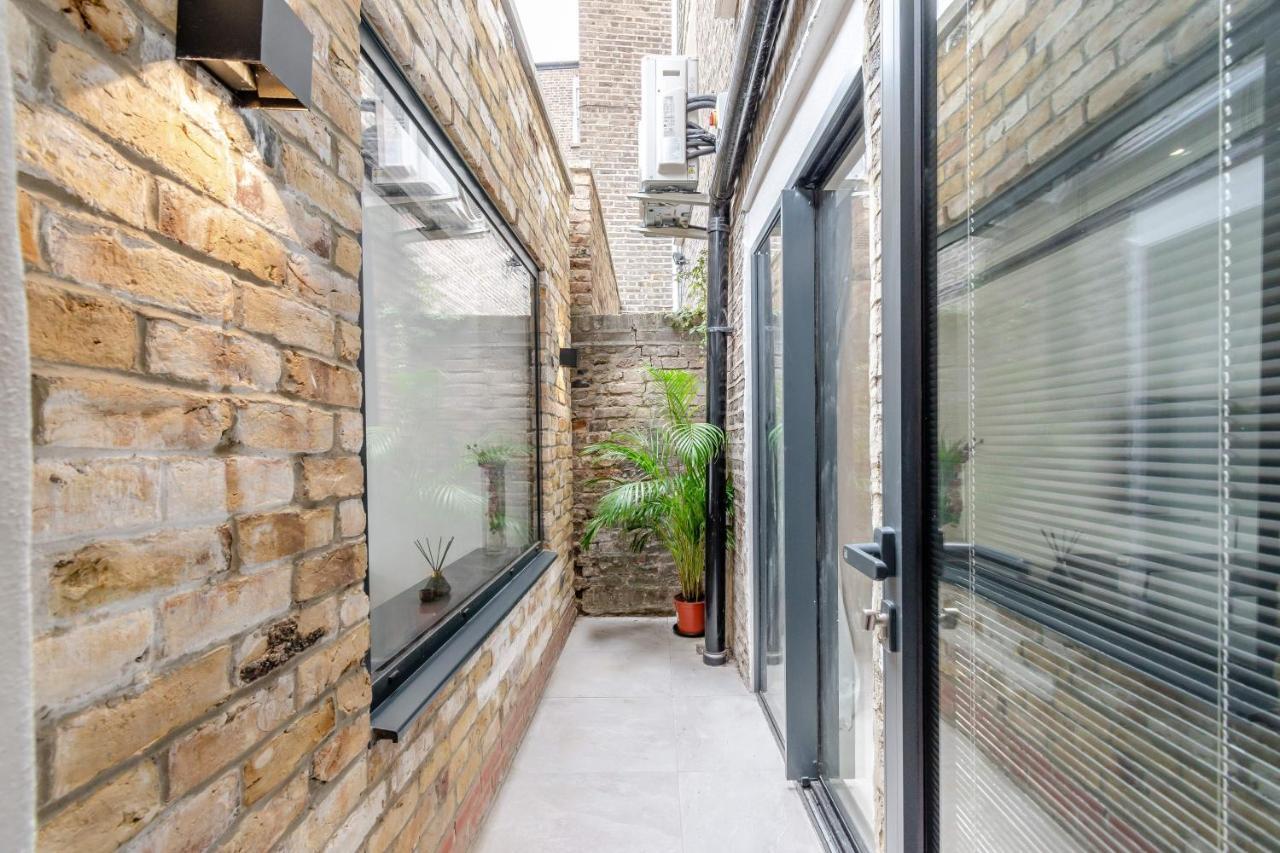 Appartamento Modern Garden Flat With Private Parking Londra Esterno foto